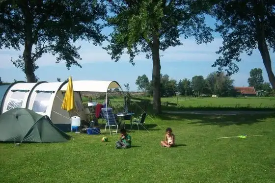 Tent met kind op boerderijcamping
